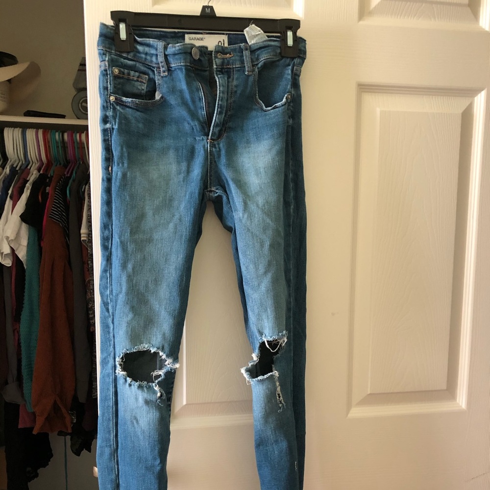 skinny jeans with wholes at the knees